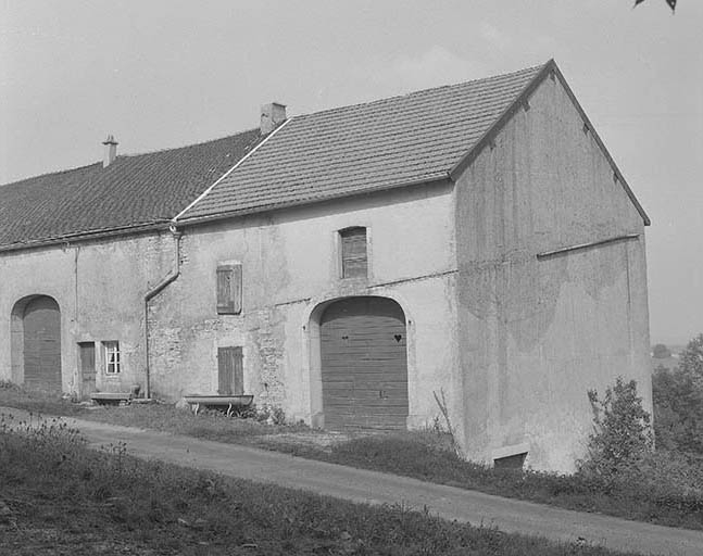 Façade antérieure et face droite. © Yves Sancey / Région Bourgogne-Franche-Comté, Inventaire du patrimoine - 1979