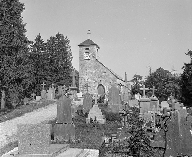 Façade antérieure et cimetière. © Yves Sancey / Région Bourgogne-Franche-Comté, Inventaire du patrimoine - 1979