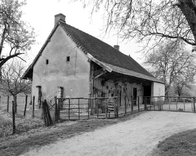 Façades antérieure et latérale gauche du bâtiment d'habitation. © Bernard Lardière / Région Bourgogne-Franche-Comté, Inventaire du patrimoine - 1979