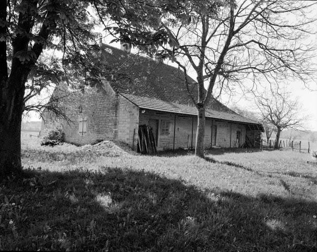 Bâtiment d'habitation : façade postérieure. © Bernard Lardière / Région Bourgogne-Franche-Comté, Inventaire du patrimoine - 1979