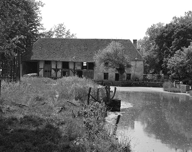 Vue générale du moulin. © Bernard Lardière / Région Bourgogne-Franche-Comté, Inventaire du patrimoine - 1979