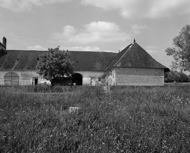 Bâtiment d'exploitation de la ferme. © Bernard Lardière / Région Bourgogne-Franche-Comté, Inventaire du patrimoine - 1979