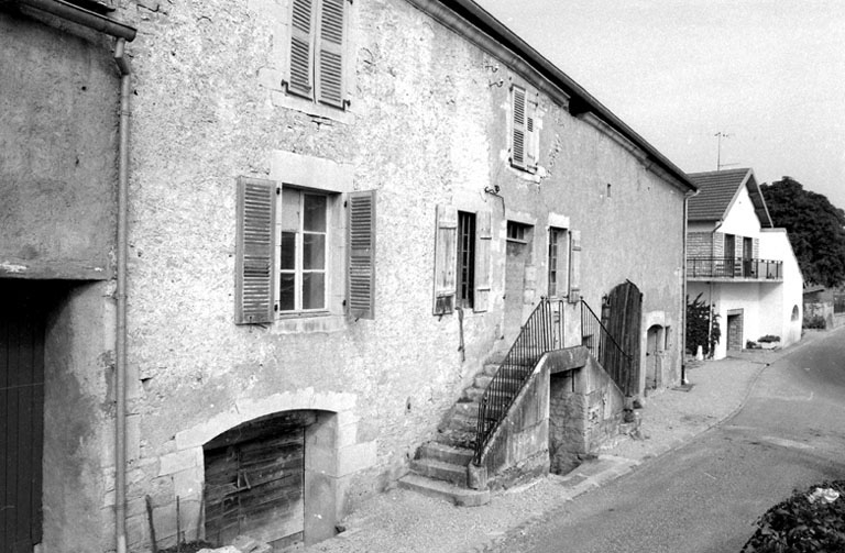 Façade antérieure vue de trois quarts gauche en 1979.. © Bernard Lardière / Région Bourgogne-Franche-Comté, Inventaire du patrimoine - 1979