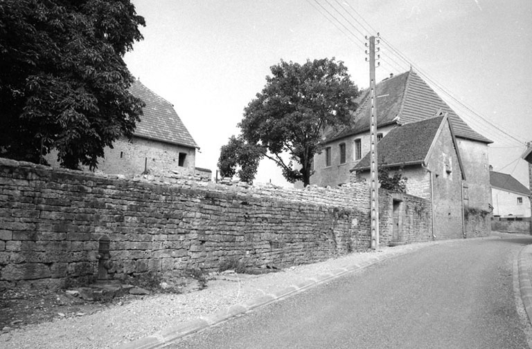 Vue d'ensemble de trois quarts gauche. © Bernard Lardière / Région Bourgogne-Franche-Comté, Inventaire du patrimoine - 1979