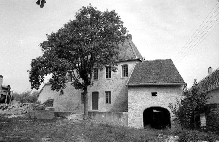 Vue d'ensemble, éloignée, de la maison d'habitation. © Bernard Lardière / Région Bourgogne-Franche-Comté, Inventaire du patrimoine - 1979