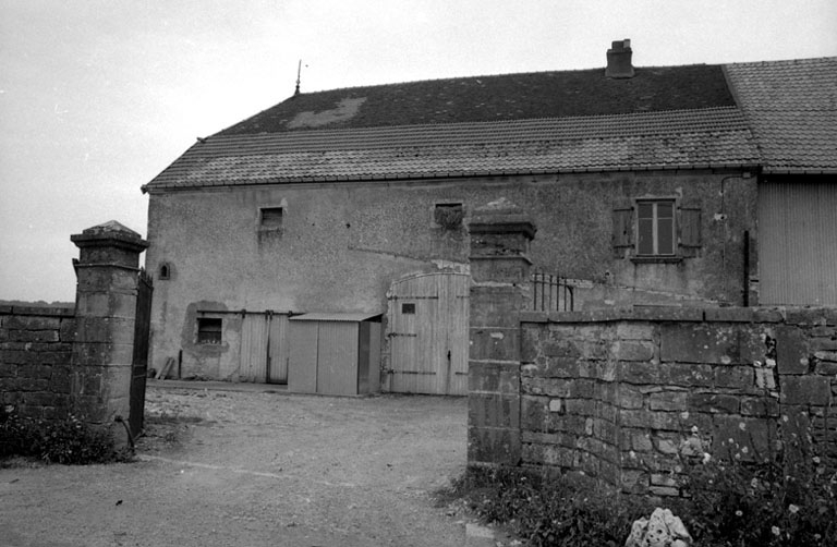 Vue des bâtiments agricoles. © Bernard Lardière / Région Bourgogne-Franche-Comté, Inventaire du patrimoine - 1979