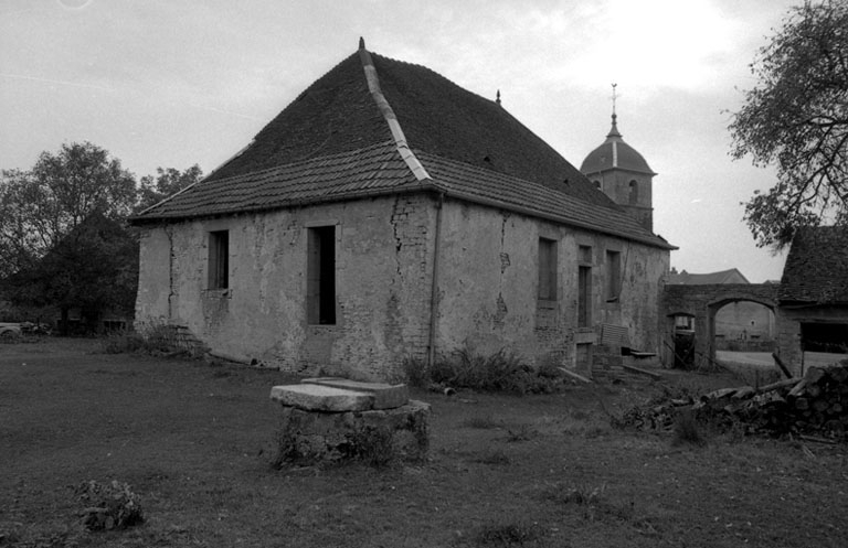 Façades antérieure et latérale gauche. © Bernard Lardière / Région Bourgogne-Franche-Comté, Inventaire du patrimoine - 1979