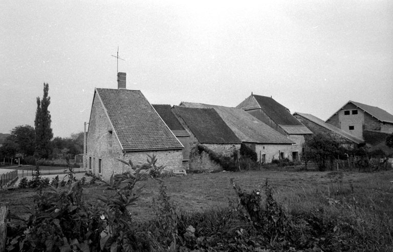 Façades postérieures de fermes depuis l'impasse des Champs du Four. © Bernard Lardière / Région Bourgogne-Franche-Comté, Inventaire du patrimoine - 1979