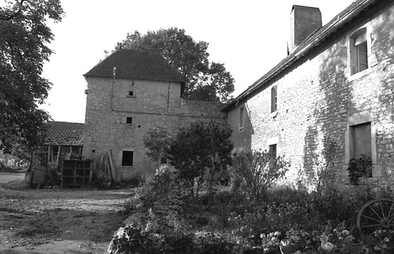 Partie d'habitation : vue d'ensemble. © Bernard Lardière / Région Bourgogne-Franche-Comté, Inventaire du patrimoine - 1979