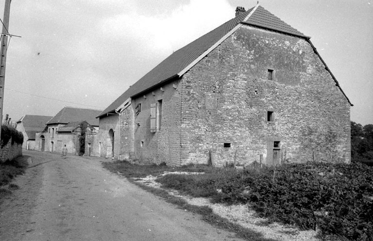 Façade antérieure et latérale droite. © Bernard Lardière / Région Bourgogne-Franche-Comté, Inventaire du patrimoine - 1979