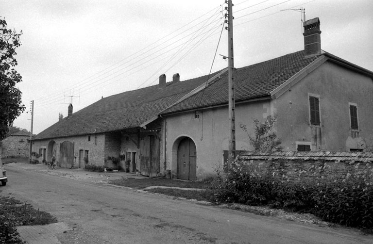 Façades antérieure et latérale droite. © Bernard Lardière / Région Bourgogne-Franche-Comté, Inventaire du patrimoine - 1979