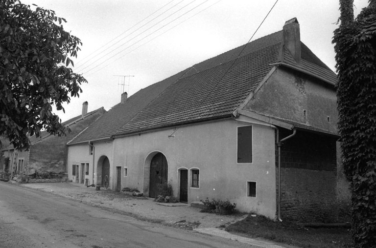 Fermes situées 15 et 17 Grande Rue : vue d'ensemble. © Bernard Lardière / Région Bourgogne-Franche-Comté, Inventaire du patrimoine - 1979