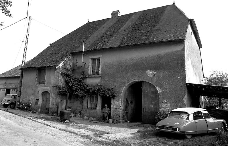 Façade antérieure. © Bernard Lardière / Région Bourgogne-Franche-Comté, Inventaire du patrimoine - 1979