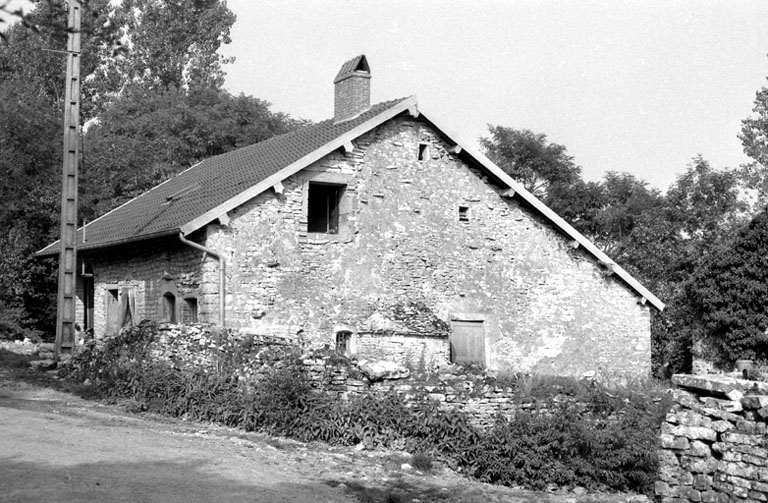 Façade latérale droite. © Bernard Lardière / Région Bourgogne-Franche-Comté, Inventaire du patrimoine - 1979