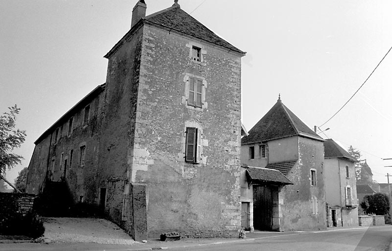 Vue de trois quarts gauche. © Bernard Lardière / Région Bourgogne-Franche-Comté, Inventaire du patrimoine - 1979