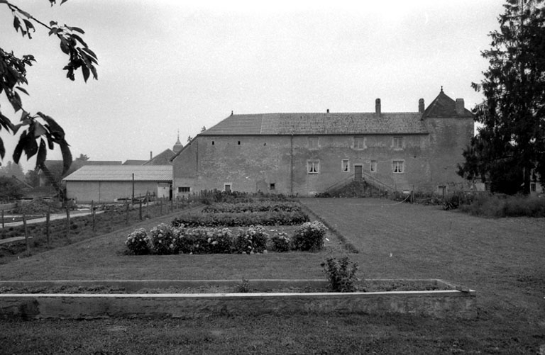 Façade latérale gauche. © Bernard Lardière / Région Bourgogne-Franche-Comté, Inventaire du patrimoine - 1979