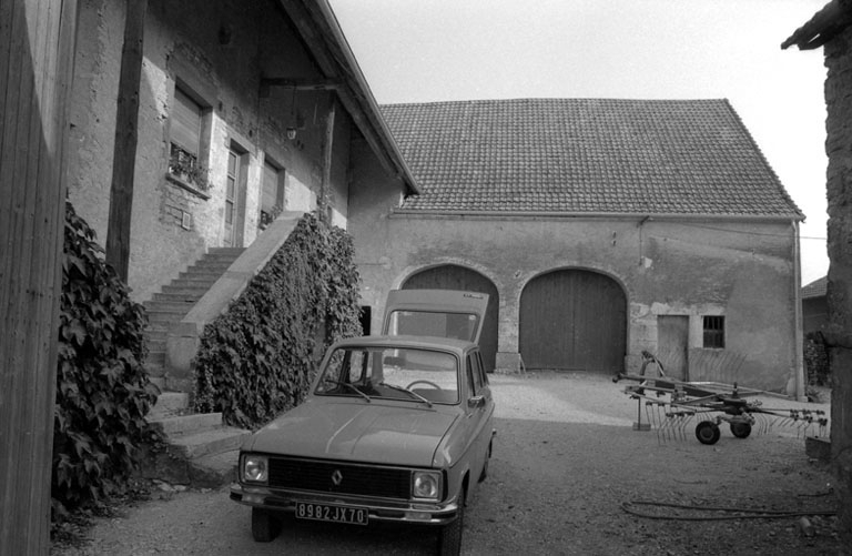 Bâtiment agricole dans la cour. © Bernard Lardière / Région Bourgogne-Franche-Comté, Inventaire du patrimoine - 1979
