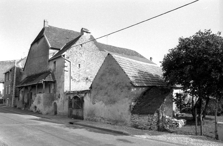 Vue de trois quarts droit. © Bernard Lardière / Région Bourgogne-Franche-Comté, Inventaire du patrimoine - 1979