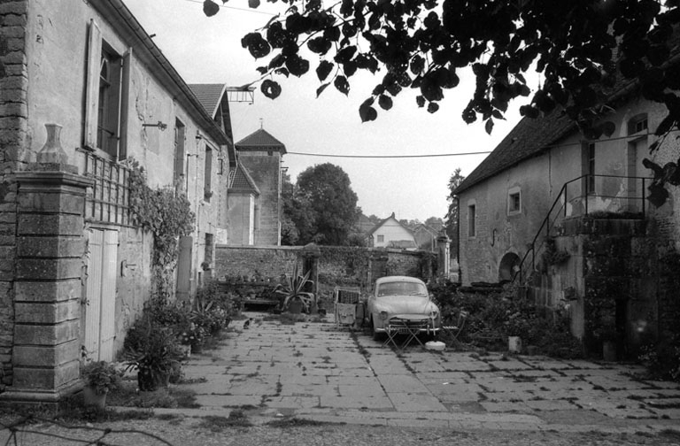 Façades sur cour des deux habitations. © Bernard Lardière / Région Bourgogne-Franche-Comté, Inventaire du patrimoine - 1979