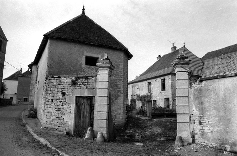 Entrée de la cour de ferme. © Bernard Lardière / Région Bourgogne-Franche-Comté, Inventaire du patrimoine - 1979