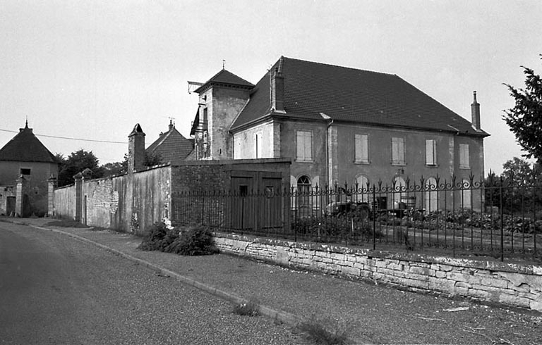 Vue d'ensemble depuis la rue. © Bernard Lardière / Région Bourgogne-Franche-Comté, Inventaire du patrimoine - 1979