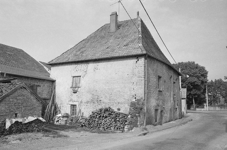 Maison cadastrée 1941 B2 219 : façades sur rue et latérale gauche. © Bernard Lardière / Région Bourgogne-Franche-Comté, Inventaire du patrimoine - 1979