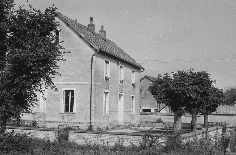 Vue de trois quarts gauche. © Bernard Lardière / Région Bourgogne-Franche-Comté, Inventaire du patrimoine - 1979