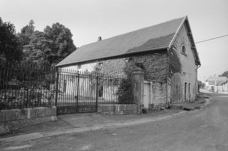 Détail : les communs. © Bernard Lardière / Région Bourgogne-Franche-Comté, Inventaire du patrimoine - 1979