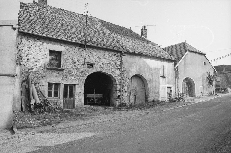 Façade antérieure vue de trois quarts gauche. © Bernard Lardière / Région Bourgogne-Franche-Comté, Inventaire du patrimoine - 1979