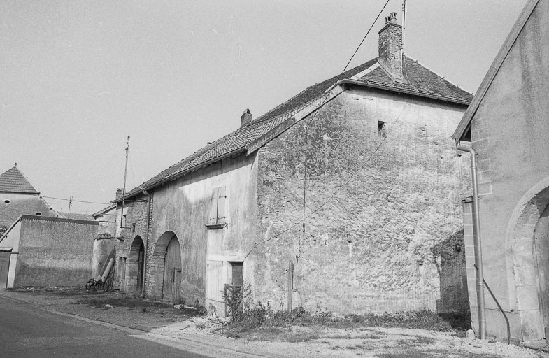 Façade antérieure vue de trois quarts droit. © Bernard Lardière / Région Bourgogne-Franche-Comté, Inventaire du patrimoine - 1979