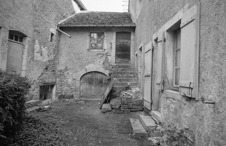 Maison cadastrée 1958 C3 754 : façades sur la cour intérieure. © Bernard Lardière / Région Bourgogne-Franche-Comté, Inventaire du patrimoine - 1979
