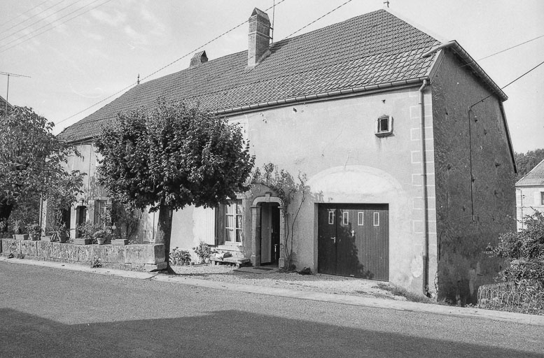 Façade antérieure vue de trois quarts gauche). © Bernard Lardière / Région Bourgogne-Franche-Comté, Inventaire du patrimoine - 1979