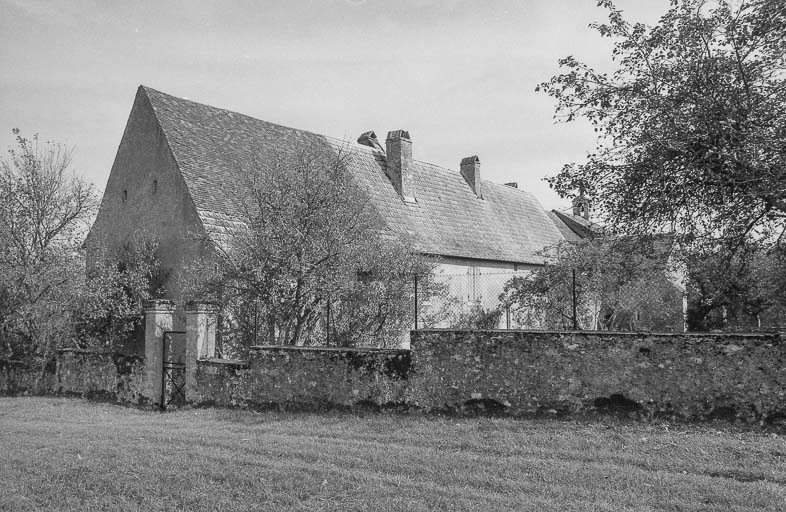 Bâtiment annexe, façade postérieure sur jardin. © Bernard Lardière / Région Bourgogne-Franche-Comté, Inventaire du patrimoine - 1979