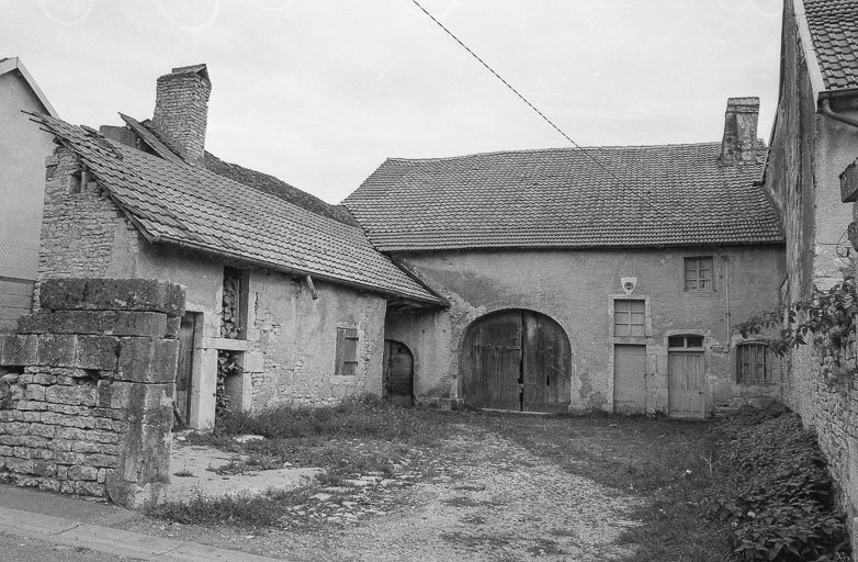 Ferme cadastrée 1977 B1 312, située rue de la Planchotte : vue d'ensemble. © Bernard Lardière / Région Bourgogne-Franche-Comté, Inventaire du patrimoine - 1979