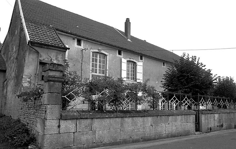 Vue d'ensemble de trois quarts gauche. © Bernard Lardière / Région Bourgogne-Franche-Comté, Inventaire du patrimoine - 1979