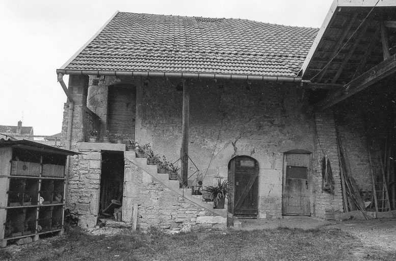 Ferme cadastrée B 1 211, située rue de la Planchotte : détail de l'escalier extérieur. © Bernard Lardière / Région Bourgogne-Franche-Comté, Inventaire du patrimoine - 1979