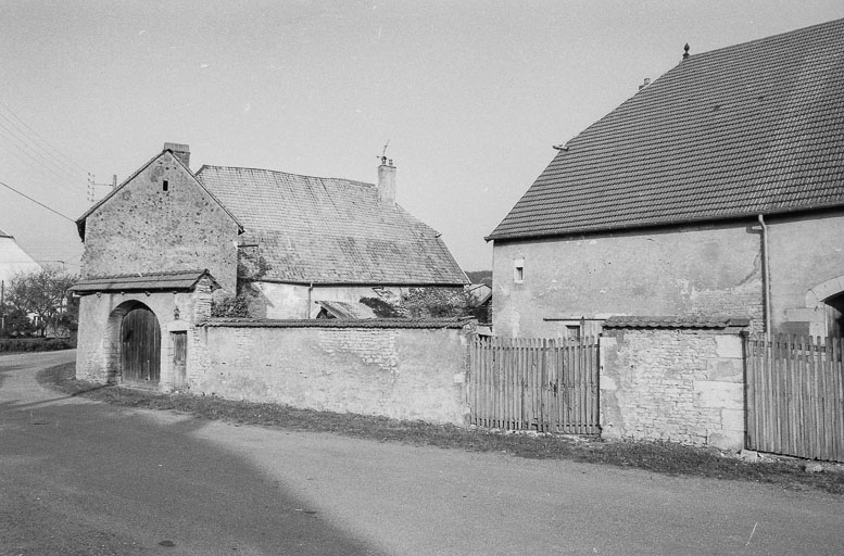 Façades sur rue. © Bernard Lardière / Région Bourgogne-Franche-Comté, Inventaire du patrimoine - 1979