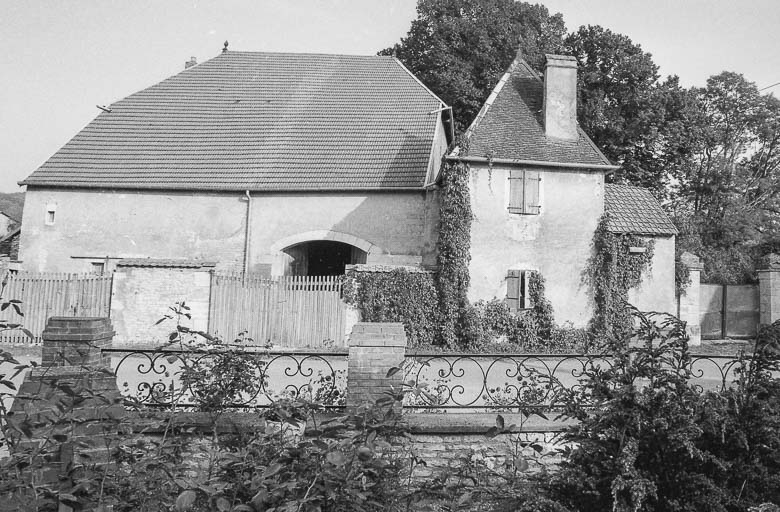 Maison cadastrée 1960 AC 98 : façade sur rue. © Bernard Lardière / Région Bourgogne-Franche-Comté, Inventaire du patrimoine - 1979