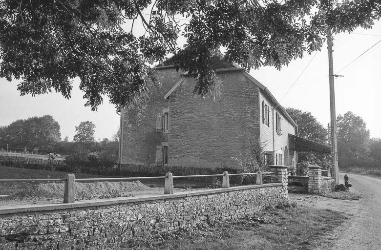 Vue d'ensemble (depuis la gauche). © Bernard Lardière / Région Bourgogne-Franche-Comté, Inventaire du patrimoine - 1979