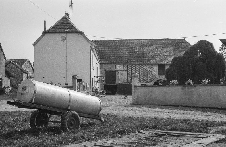 Vue d'ensemble depuis la rue. © Bernard Lardière / Région Bourgogne-Franche-Comté, Inventaire du patrimoine - 1979