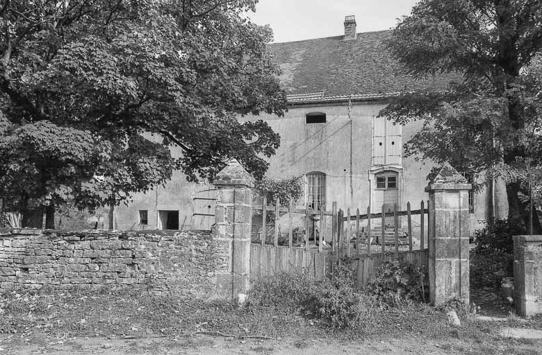 Façade antérieure. © Bernard Lardière / Région Bourgogne-Franche-Comté, Inventaire du patrimoine - 1979