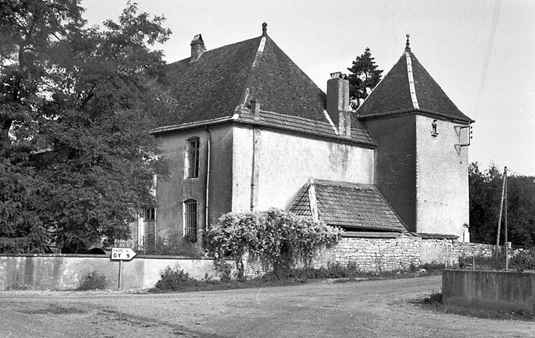 Vue de trois quarts droit. © Bernard Lardière / Région Bourgogne-Franche-Comté, Inventaire du patrimoine - 1979