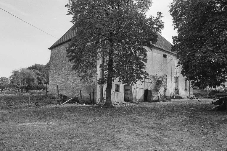 Vue de la maison d'habitation depuis la cour. © Bernard Lardière / Région Bourgogne-Franche-Comté, Inventaire du patrimoine - 1979