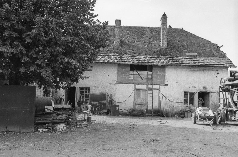 L'habitation : façade sur la cour droite. © Bernard Lardière / Région Bourgogne-Franche-Comté, Inventaire du patrimoine - 1979