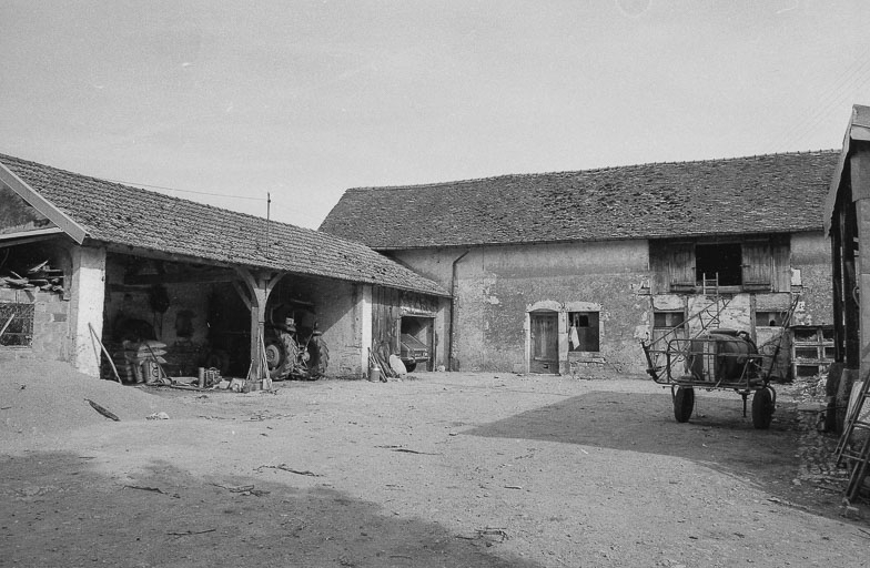Parties agricoles : cour droite. © Bernard Lardière / Région Bourgogne-Franche-Comté, Inventaire du patrimoine - 1979