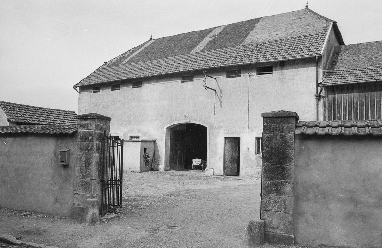 Bâtiment agricole dans la cour de gauche. © Bernard Lardière / Région Bourgogne-Franche-Comté, Inventaire du patrimoine - 1979