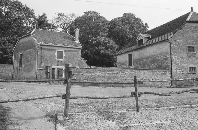Ferme et pavillon d'entrée. © Bernard Lardière / Région Bourgogne-Franche-Comté, Inventaire du patrimoine - 1979