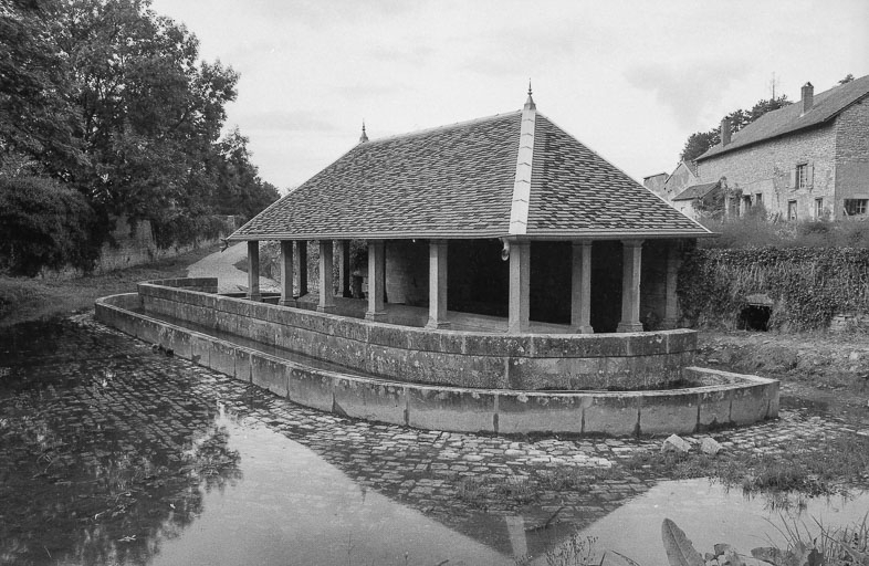 Vue d'ensemble de trois quarts droit en 1979. © Bernard Lardière / Région Bourgogne-Franche-Comté, Inventaire du patrimoine - 1979