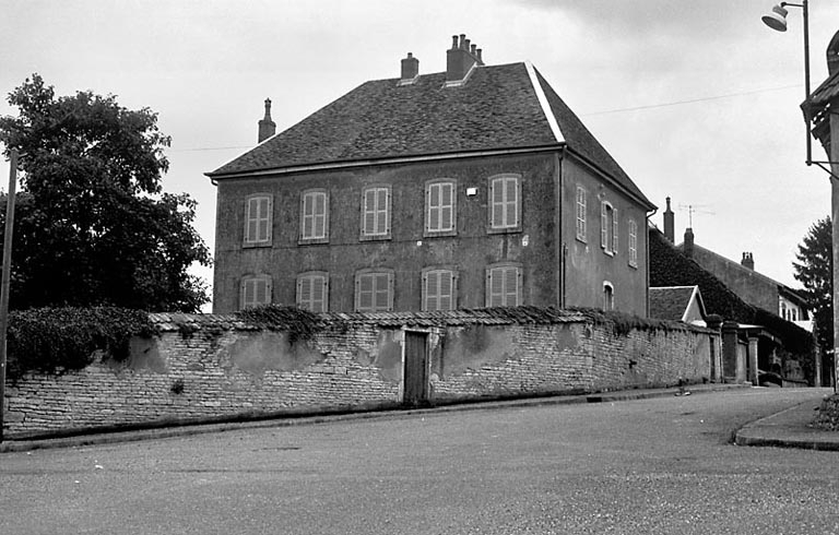 Vue d'ensemble depuis la rue. © Bernard Lardière / Région Bourgogne-Franche-Comté, Inventaire du patrimoine - 1979
