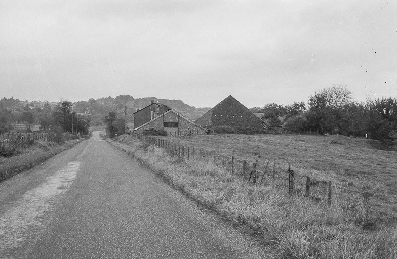 Vue d'ensemble depuis la route. © Bernard Lardière / Région Bourgogne-Franche-Comté, Inventaire du patrimoine - 1979